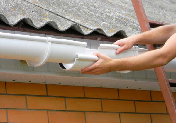 Cost of Gutter Hanging in Tooele